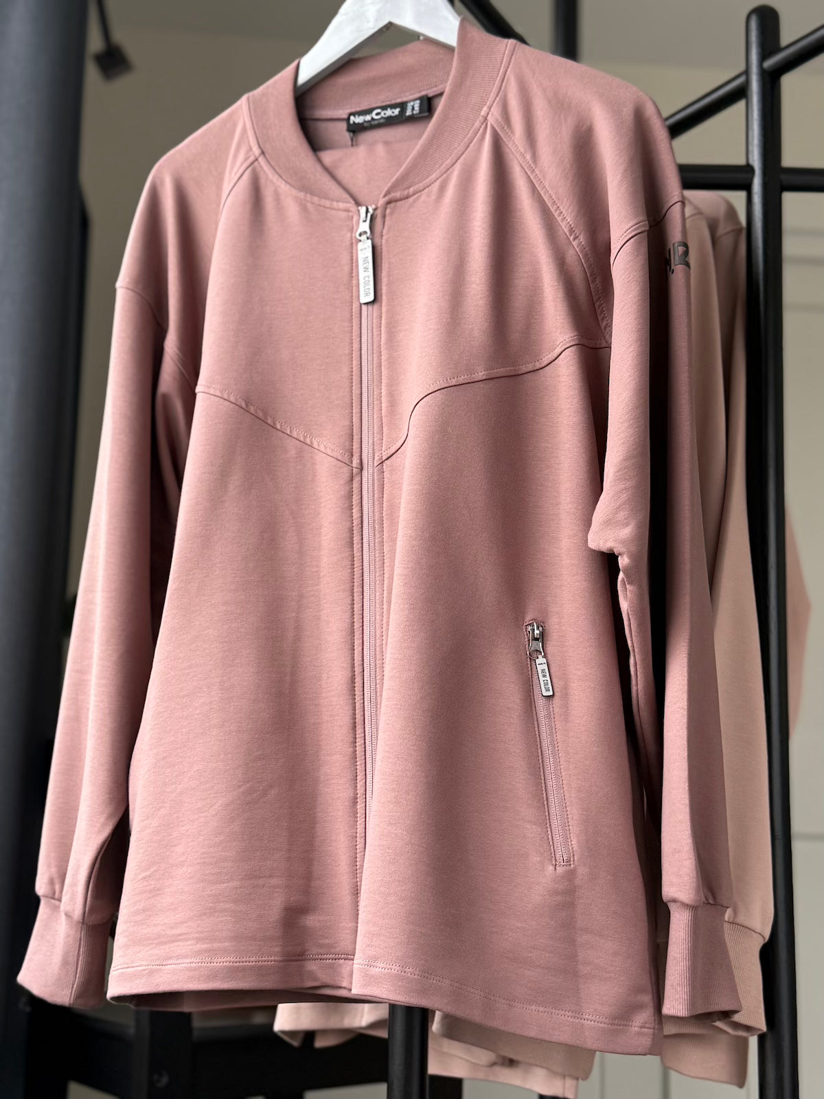 Relaxed tall plus size tracksuit in taupe knit, perfect for everyday wear
Розслаблений костюм plus size для високих у трикотажі кольору тауп – ідеальний на щодень