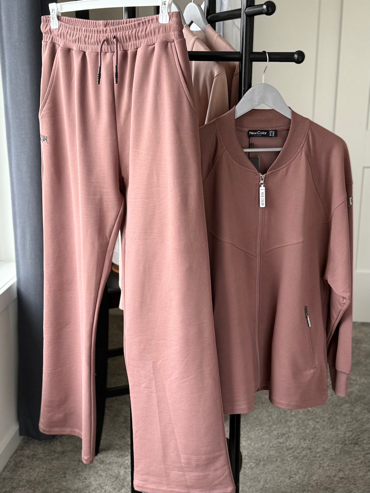 Plus size casual knitwear in taupe – showroom try-on Winnipeg
Повсякденний трикотажний костюм plus size у відтінку тауп – примірка в шоурумі Вінніпег