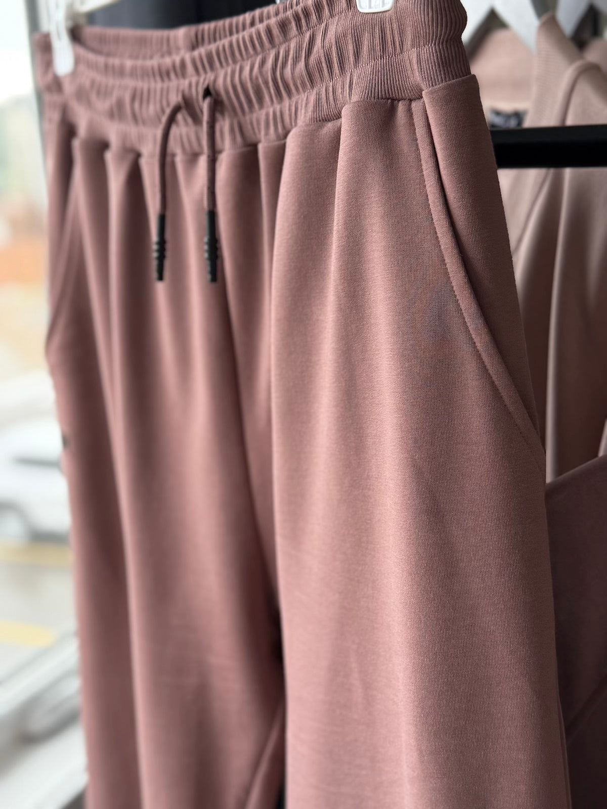 Comfortable plus size taupe knit pants, tall fit design
Зручні трикотажні штани plus size кольору тауп, висока посадка