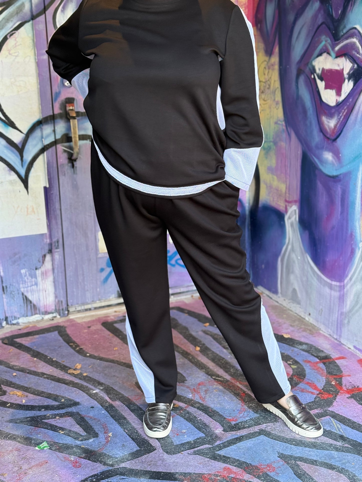 Фронтальний вигляд моделі у костюмі City Chic Cozy Everyday Set, чорний із сірими вставками, розмір 2XL–4XL.