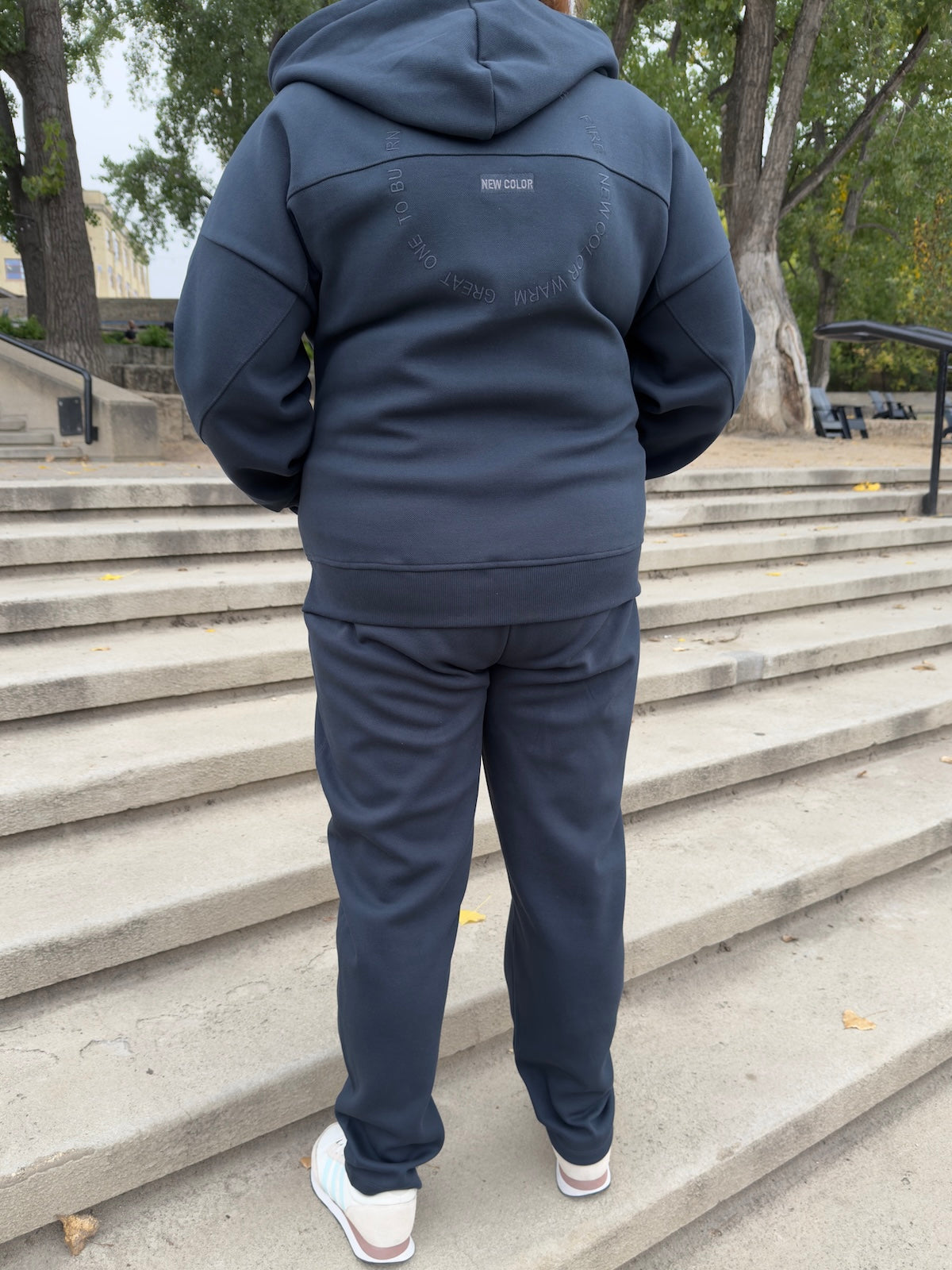 Back view of By Zola Active & Stylish Lacost Fleece Set in Urban Graphite
Задній вигляд By Zola Active & Stylish Lacost Fleece Set у кольорі Urban Graphite