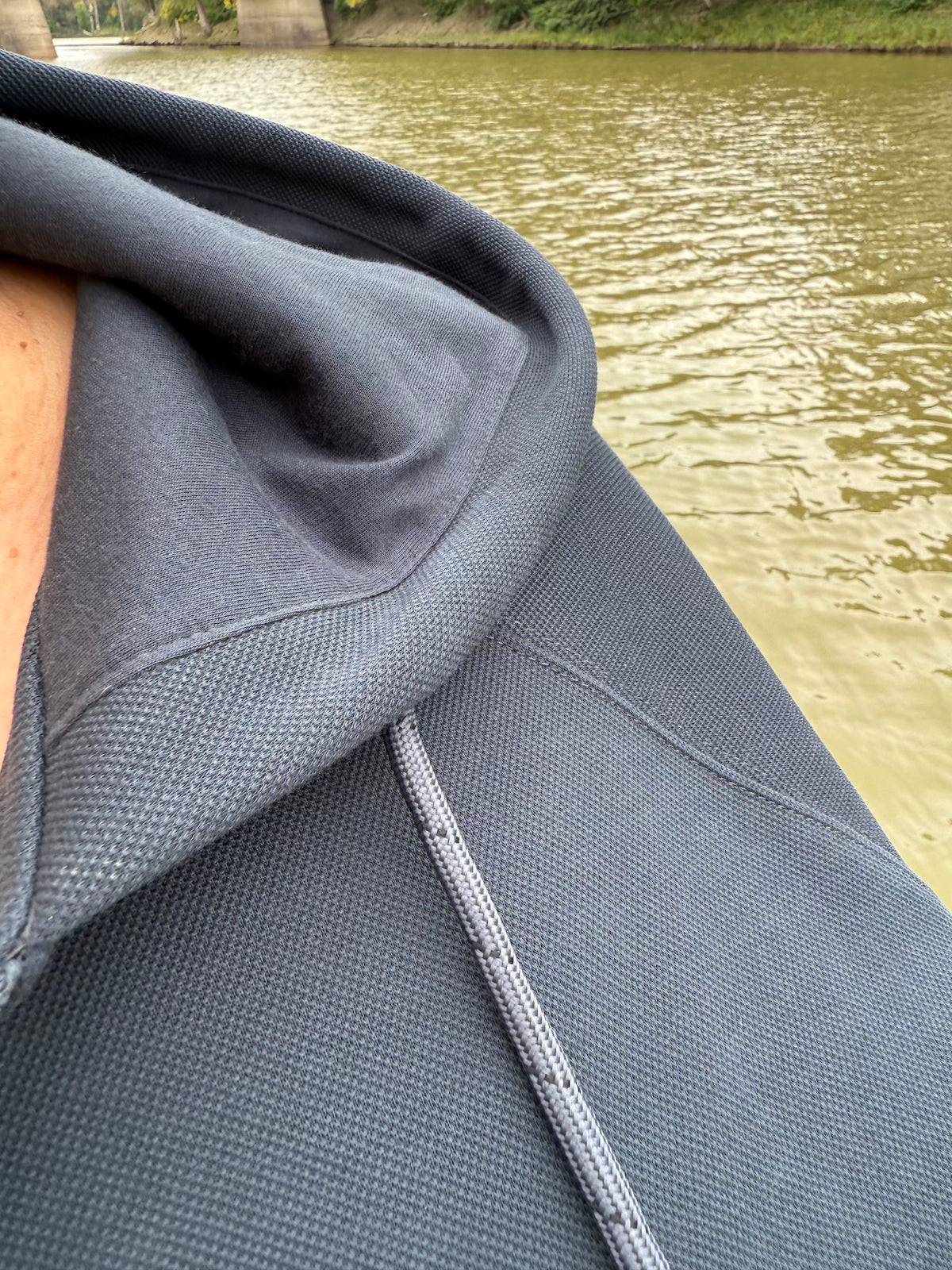 Close-up of Lacost fleece fabric texture – By Zola Active & Stylish Lacost Fleece Set in Urban Graphite
Крупний план фактури тканини Lacost фліс – By Zola Active & Stylish Lacost Fleece Set у кольорі Urban Graphite