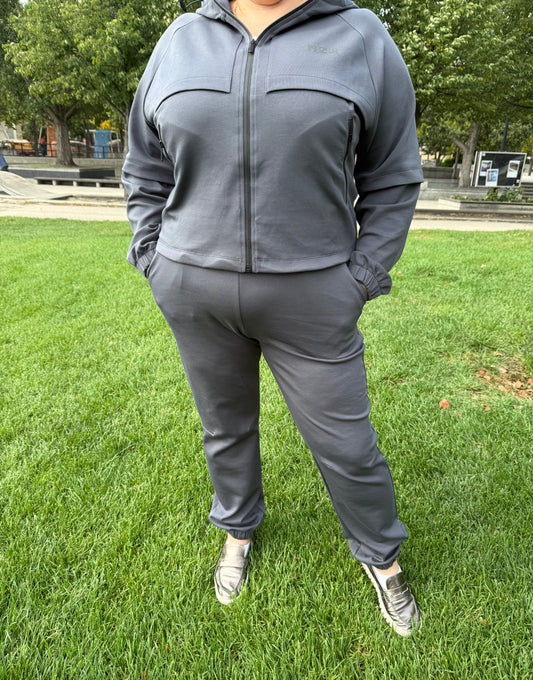 By Zola Active & Stylish Classic Double Face Set in Urban Graphite – plus-size model front view
— By Zola Active & Stylish Classic Double Face Set у кольорі Urban Graphite – модель plus-size, вигляд спереду