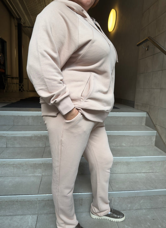 Plus-size model in Powder Taupe double knit set – side view showing relaxed fit.