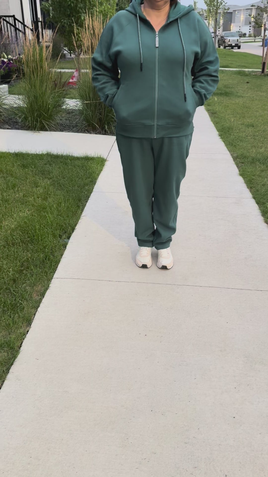Video: Plus-size model walking in By Zola Active & Stylish Lacost Fleece Set in Deep Teal Green – Winnipeg street style
 Відео: модель plus-size у русі в By Zola Active & Stylish Lacost Fleece Set у кольорі Deep Teal Green – міський стиль Вінніпега