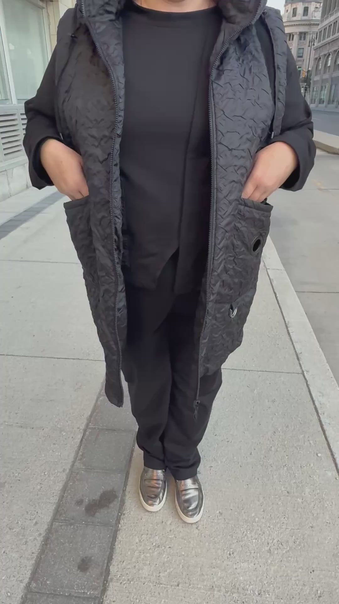 Evening look with City Comfort Suit – chic and confident plus-size fashion.