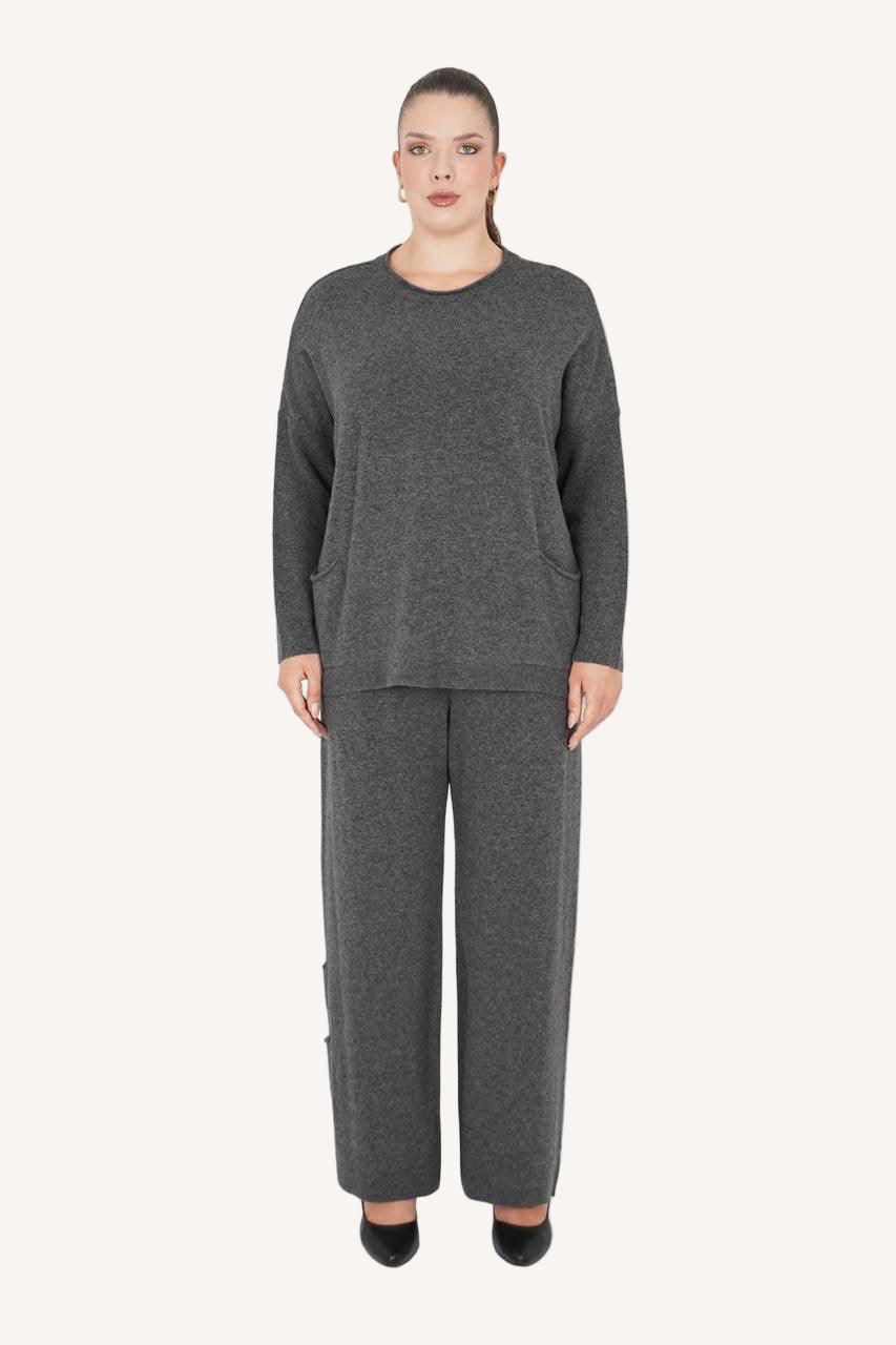 Plus-size model in City Elegance Llama Wool Set – taupe grey By Zola