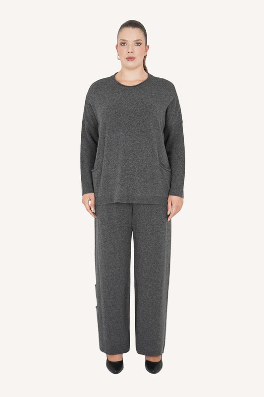 Plus-size model in City Elegance Llama Wool Set – taupe grey By Zola