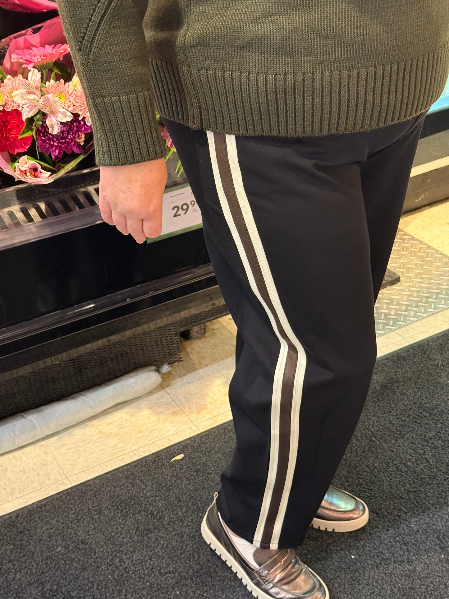 🖤 Active & Stylish – Luxe Stripe Trousers