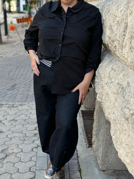 Plus-size model wearing black textured shirt with wave details – By Zola