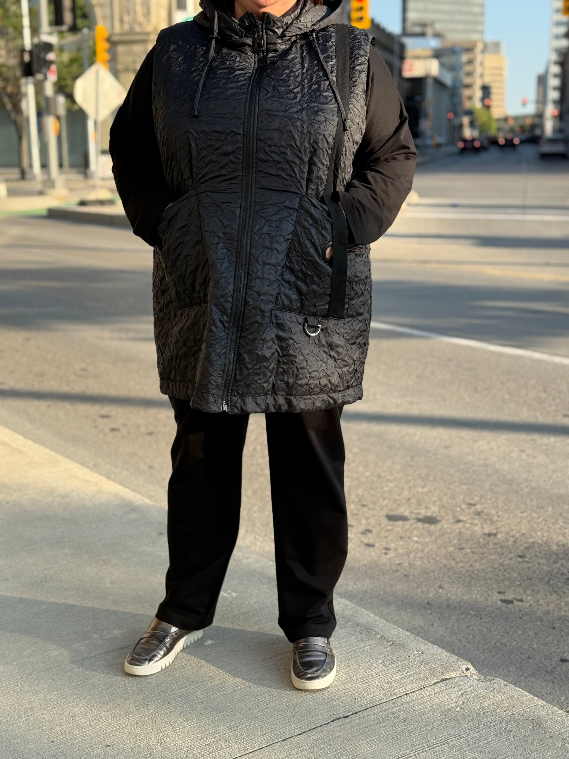 Модель у центрі Вінніпега в костюмі City Comfort Suit, трійка плюс-сайз.