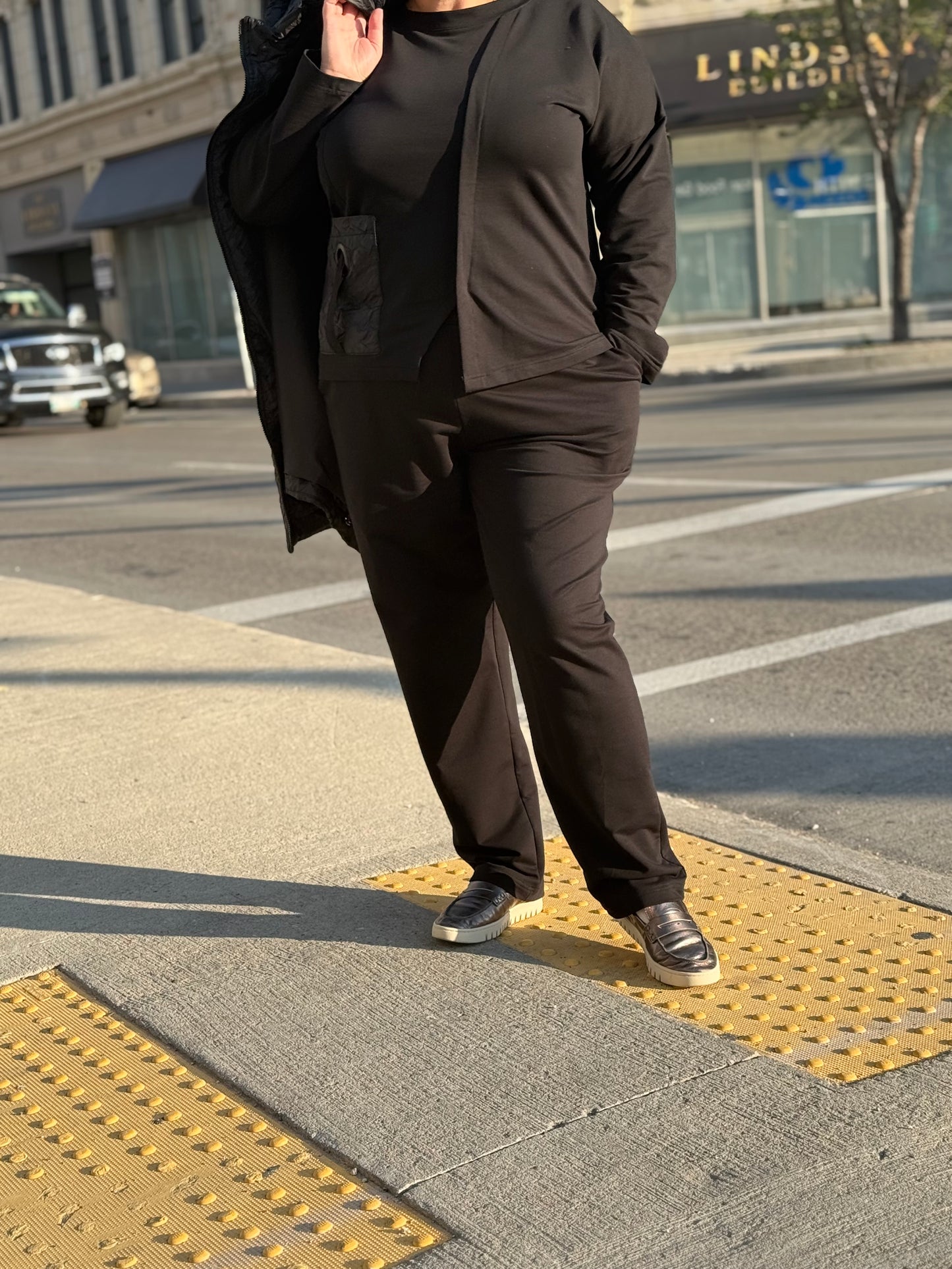 Фронтальний вигляд моделі у костюмі City Chic City Comfort Suit, трійка чорного кольору, розмір 2XL–4XL.