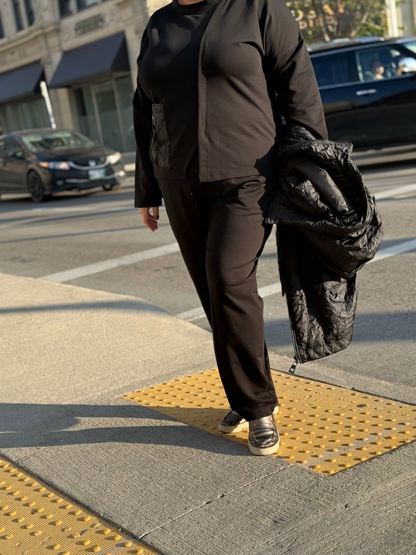 City Comfort Suit styled open – 2 looks in one, versatile black set.
