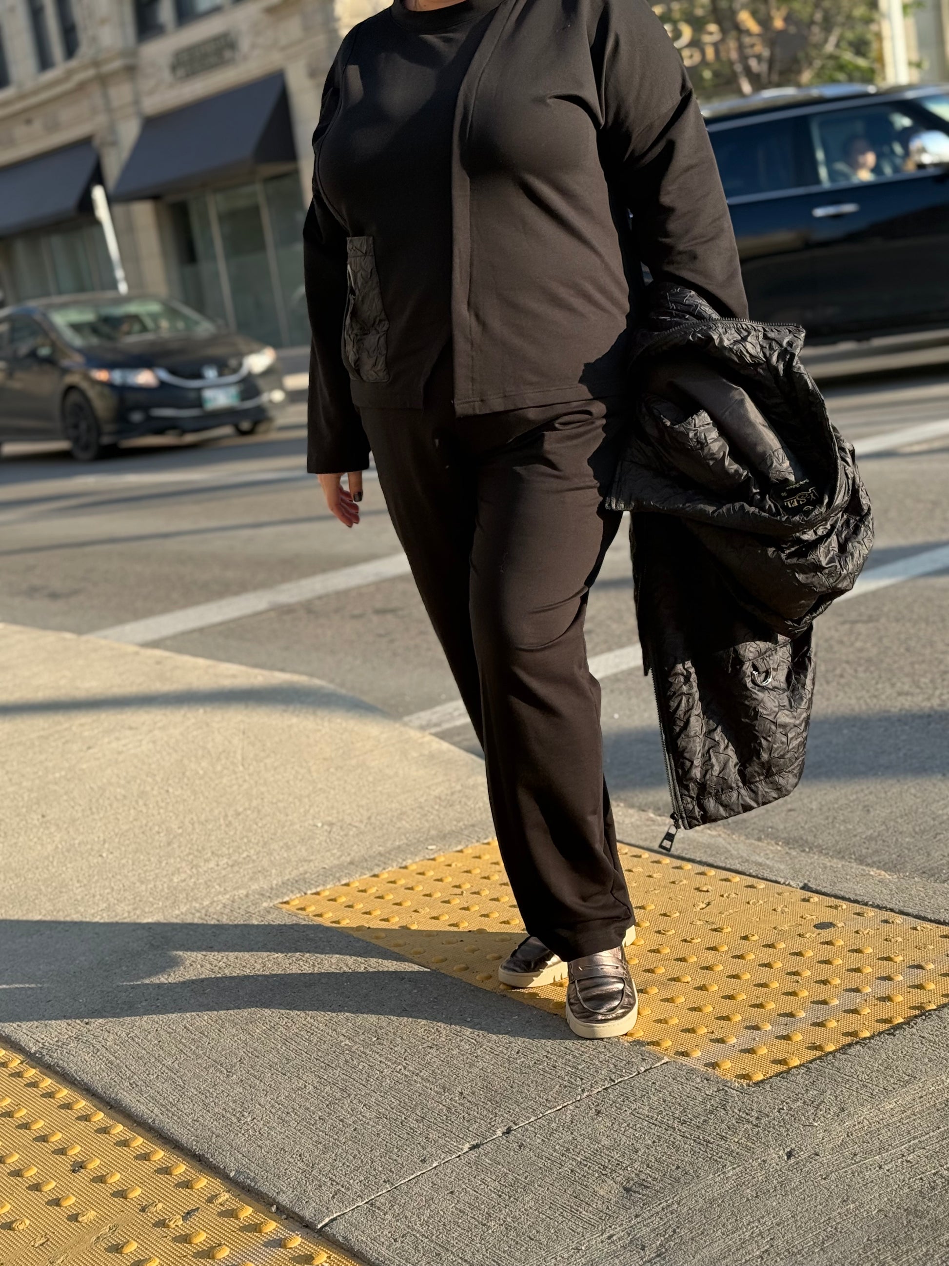 City Comfort Suit styled open – 2 looks in one, versatile black set.