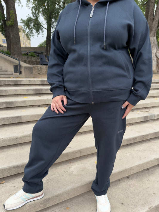 By Zola Active & Stylish Lacost Fleece Set in Urban Graphite – plus-size model front view
By Zola Active & Stylish Lacost Fleece Set у кольорі Urban Graphite – модель plus-size, вигляд спереду