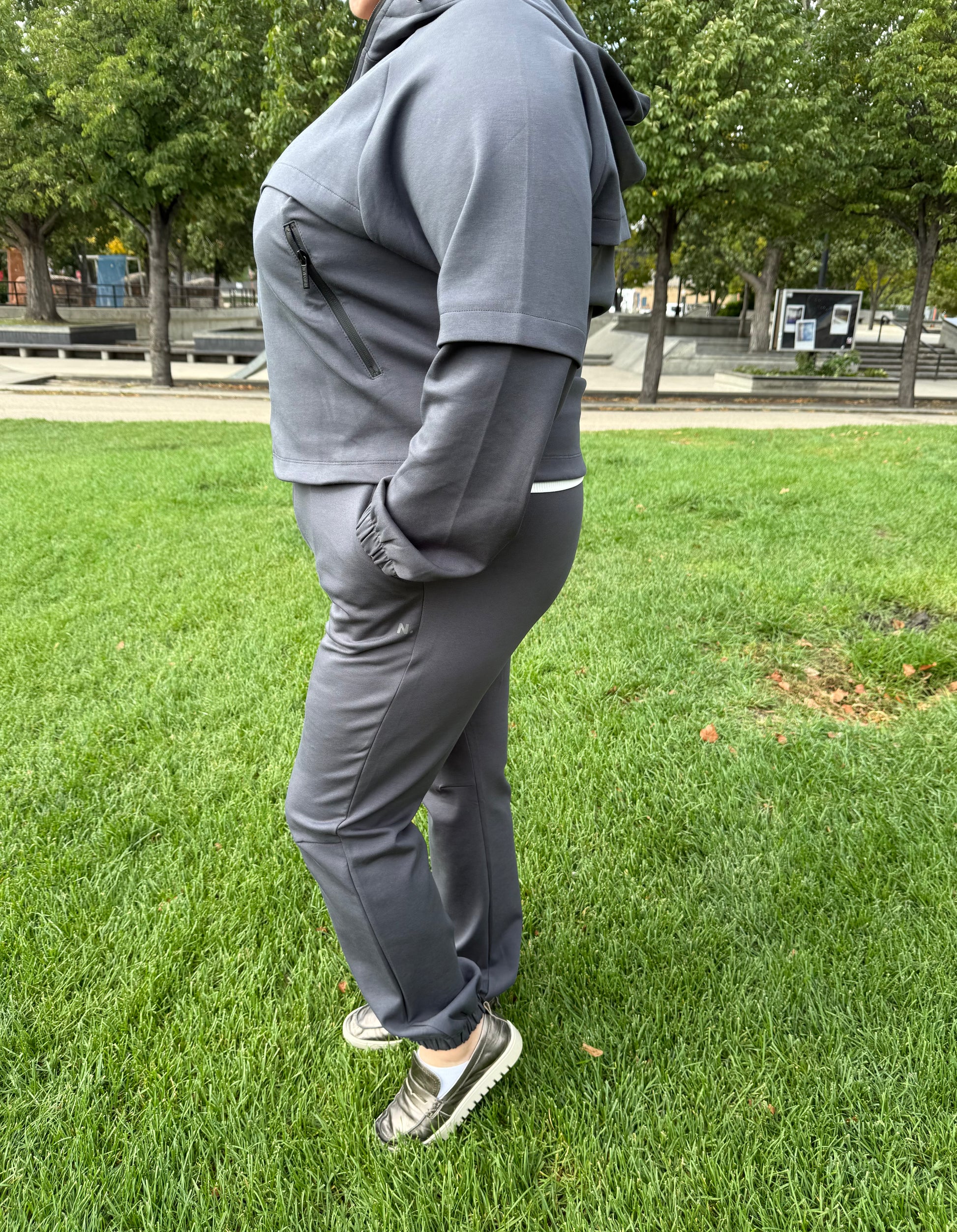 Side view of By Zola Active & Stylish Classic Double Face Set in Urban Graphite – autumn plus-size outfit
— Бічний вигляд By Zola Active & Stylish Classic Double Face Set у кольорі Urban Graphite – осінній образ plus-size