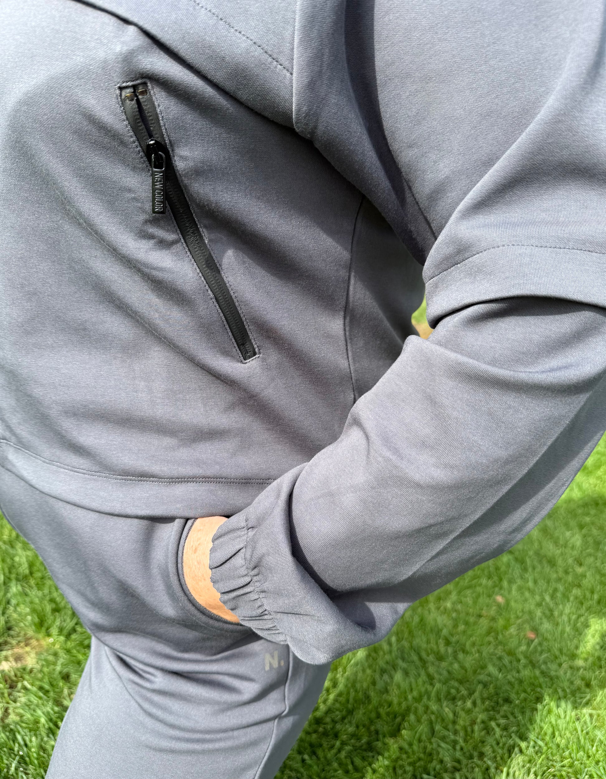 Detail of hoodie zipper and pockets – By Zola Active & Stylish Classic Double Face Set
— Деталь худі з блискавкою та кишенями – By Zola Active & Stylish Classic Double Face Set