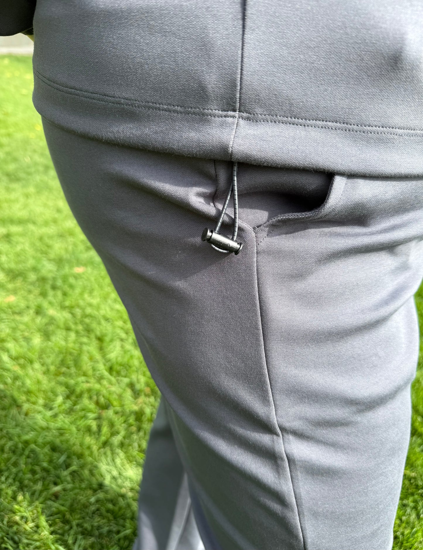Pants with side pocket close-up – By Zola Active & Stylish Classic Double Face Set
— Крупний план штанів із боковою кишенею – By Zola Active & Stylish Classic Double Face Set