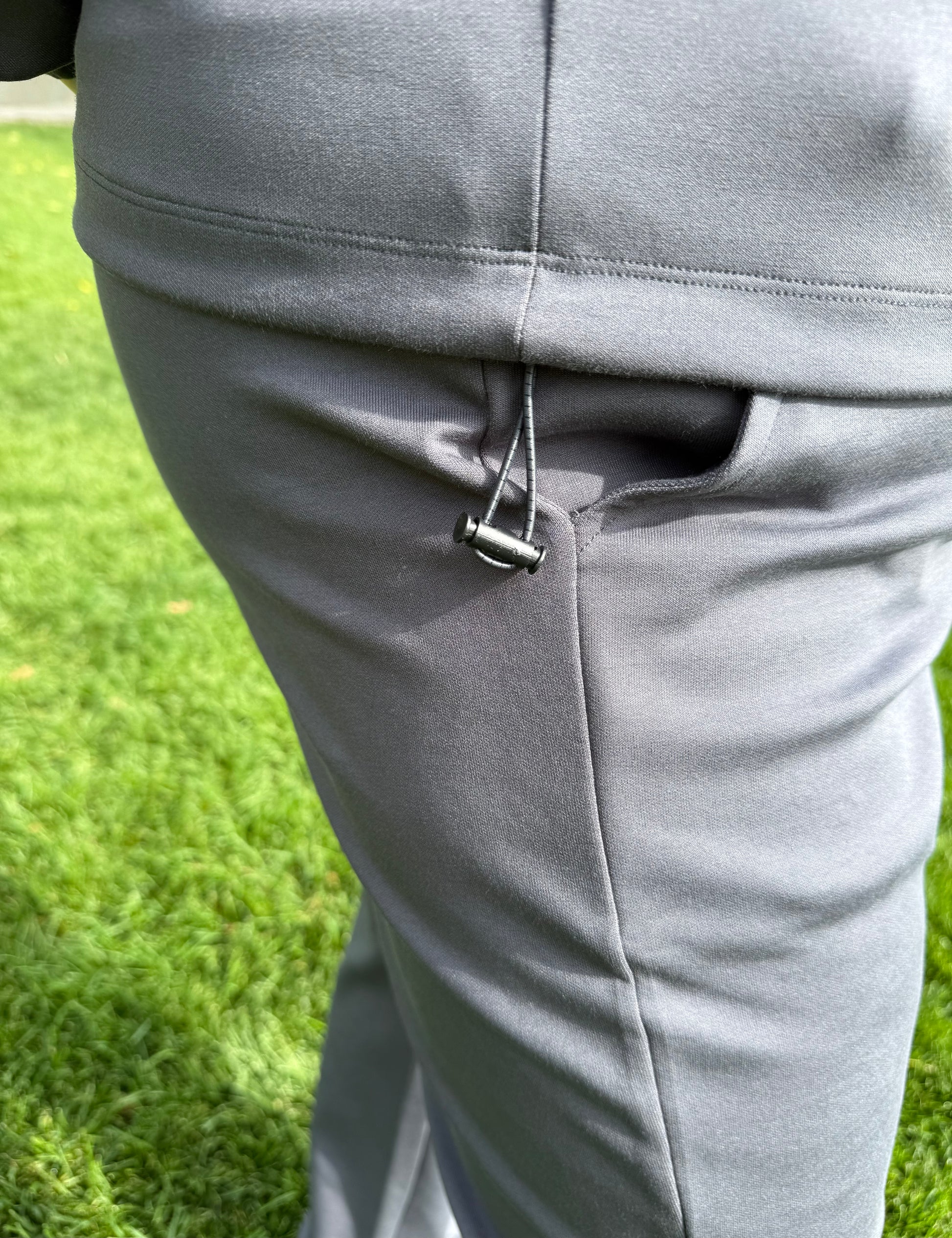 Pants with side pocket close-up – By Zola Active & Stylish Classic Double Face Set
— Крупний план штанів із боковою кишенею – By Zola Active & Stylish Classic Double Face Set