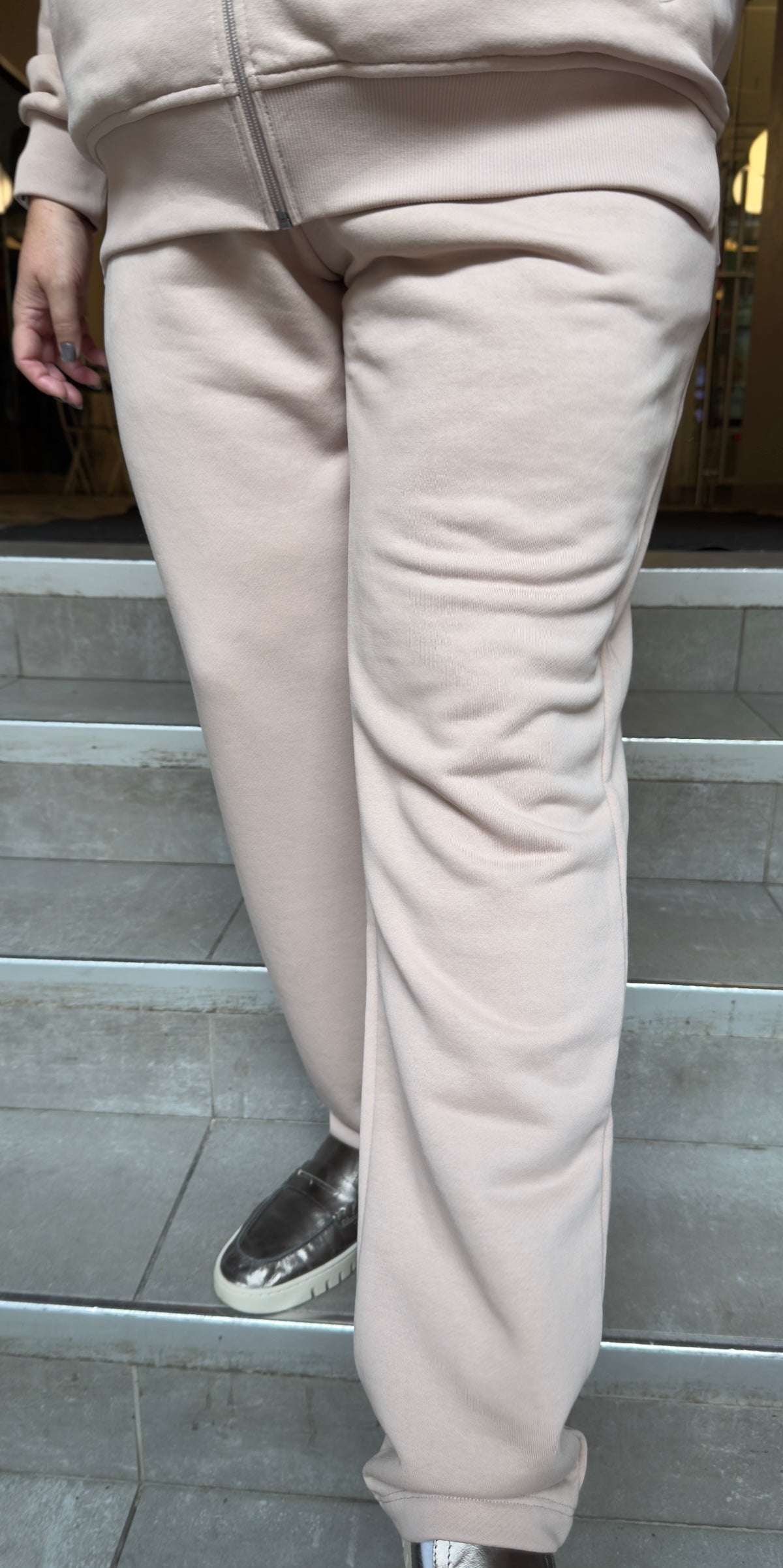Pants detail – straight cut with elastic waistband, Powder Taupe.