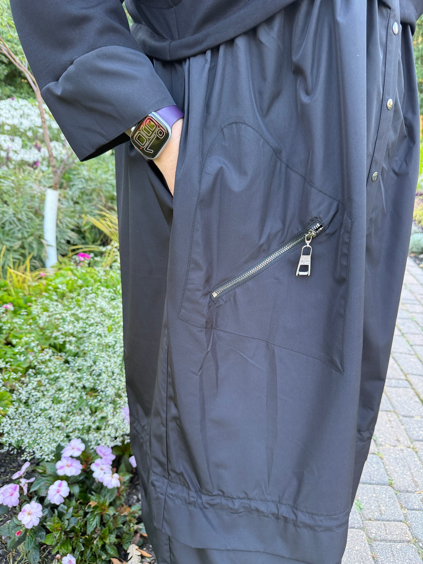 Day-to-night black dress with satin details for curvy women – By Zola