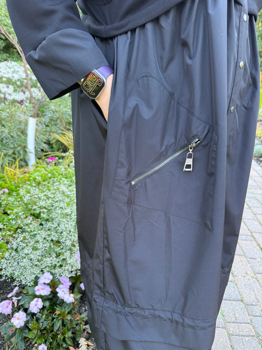 Day-to-night black dress with satin details for curvy women – By Zola