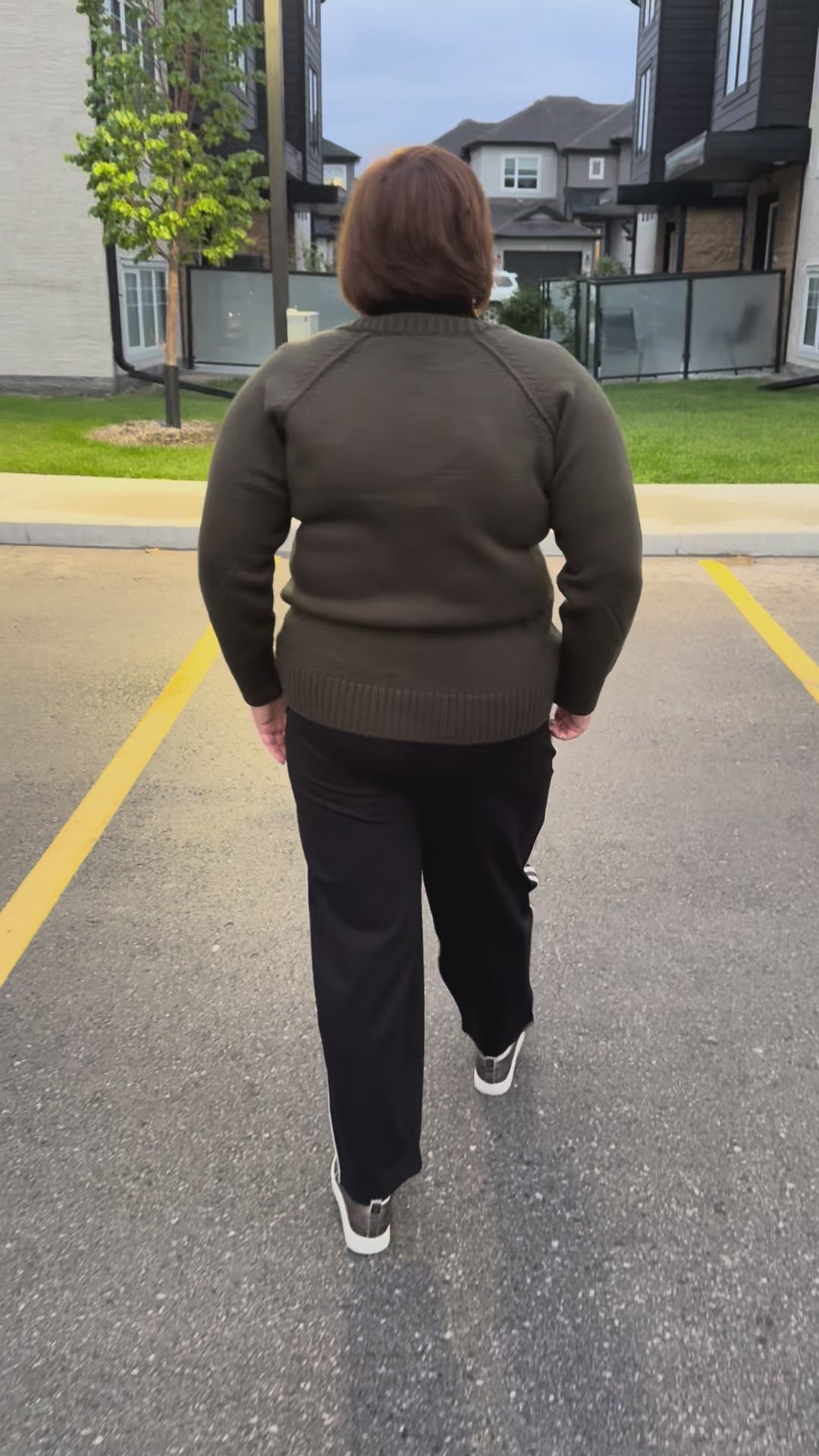 Black plus-size trousers with golden side detail – By Zola City Chic Collectio