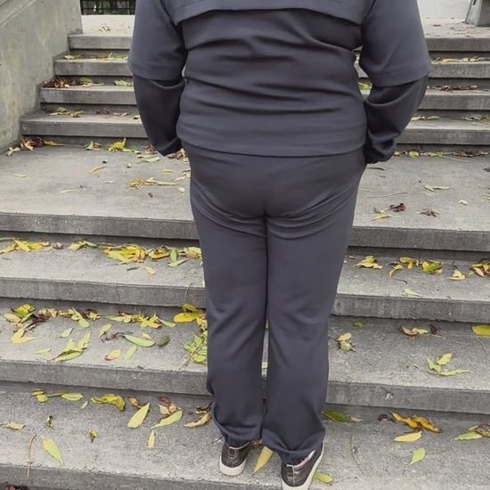 Video: Plus-size model in Urban Graphite Double Face Set walking outdoors
— Відео: модель plus-size у костюмі Urban Graphite Double Face Set на прогулянці