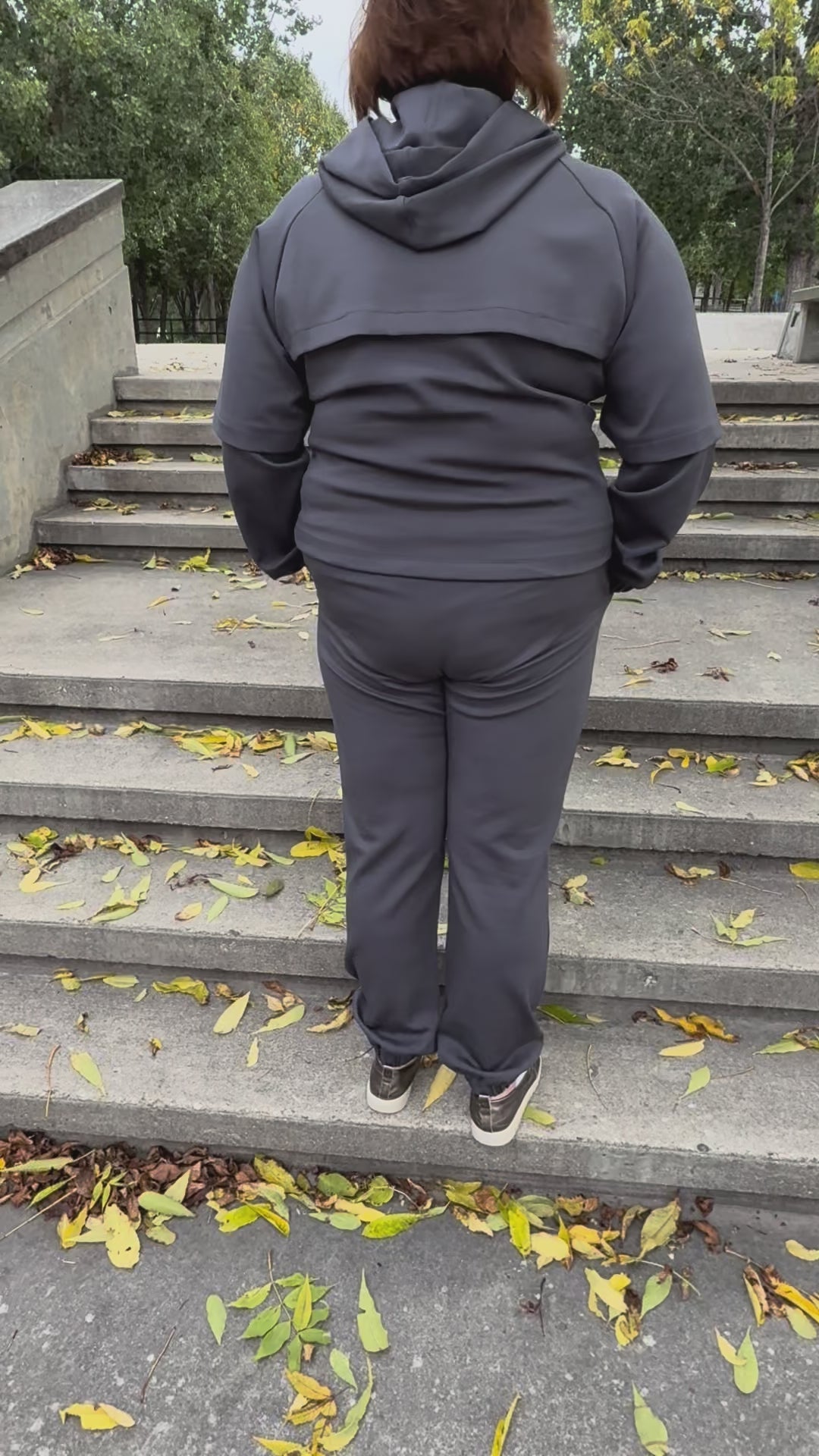 Video: Plus-size model in Urban Graphite Double Face Set walking outdoors
— Відео: модель plus-size у костюмі Urban Graphite Double Face Set на прогулянці