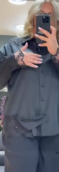 Plus-size model wearing elegant black lace blouse – By Zola City Chic Collection
Black satin plus-size blouse with lace details for evening wear – By Zola
Elegant lace blouse for women with curves – By Zola Winnipeg