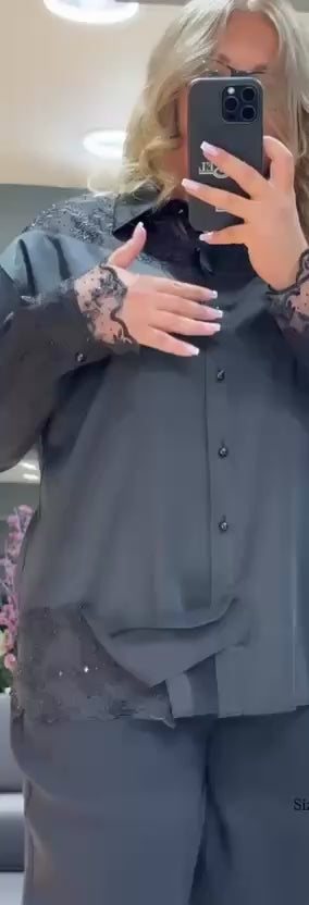 Plus-size model wearing elegant black lace blouse – By Zola City Chic Collection
Black satin plus-size blouse with lace details for evening wear – By Zola
Elegant lace blouse for women with curves – By Zola Winnipeg