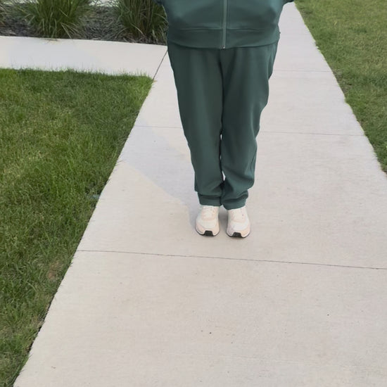 Video: Plus-size model walking in By Zola Active & Stylish Lacost Fleece Set in Deep Teal Green – Winnipeg street style
 Відео: модель plus-size у русі в By Zola Active & Stylish Lacost Fleece Set у кольорі Deep Teal Green – міський стиль Вінніпега