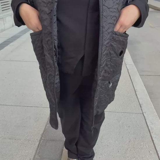Evening look with City Comfort Suit – chic and confident plus-size fashion.